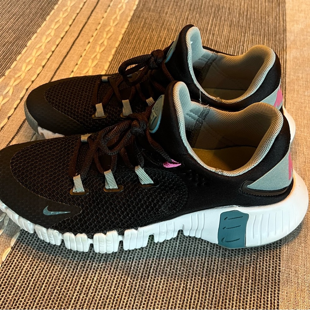 Nike Free Metcon 4 Women’s Black/White gently used/in great condition.